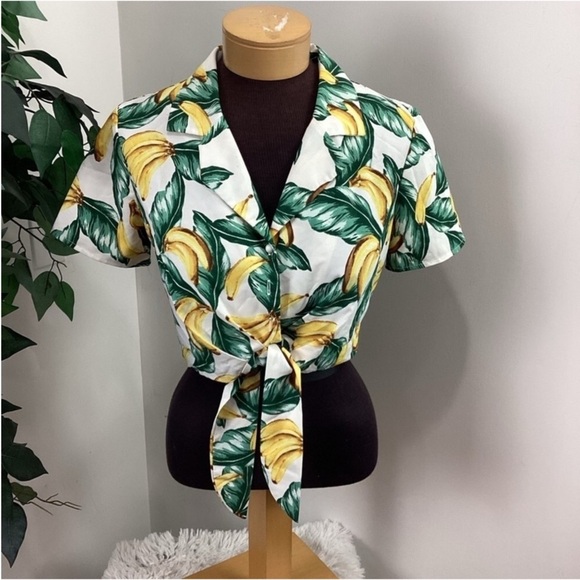 Forever 21 Tops - Forever 21 banana theme button tie front cropped top Woman’s size small